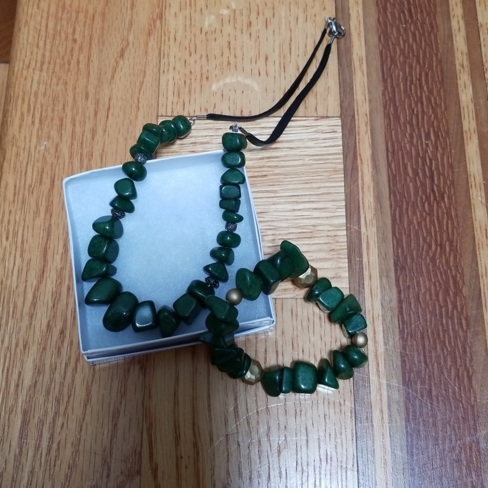 Necklace and bracelet set
